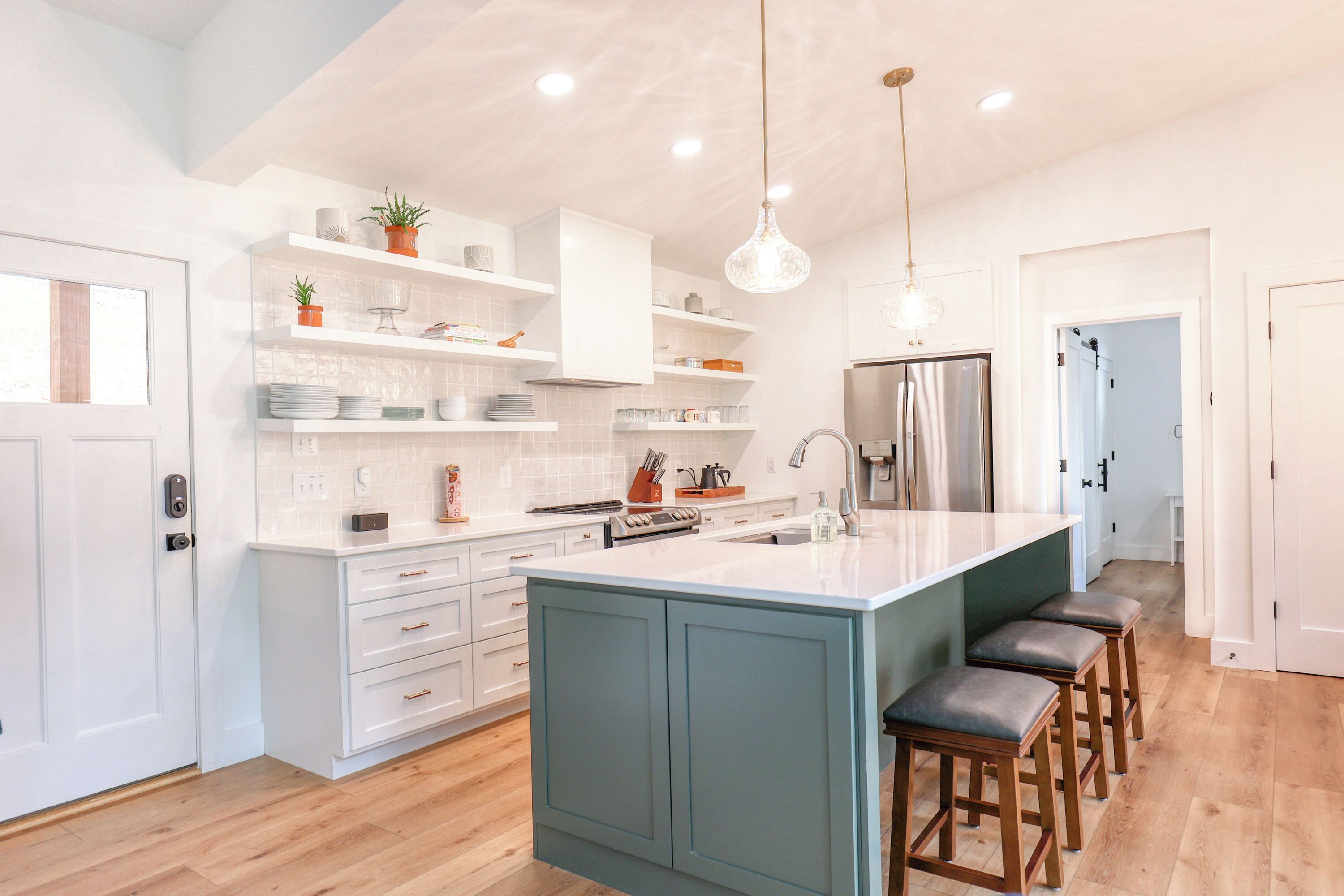 ميكروويف، فرن، موقد طهي مسطح، غسالة أطباق