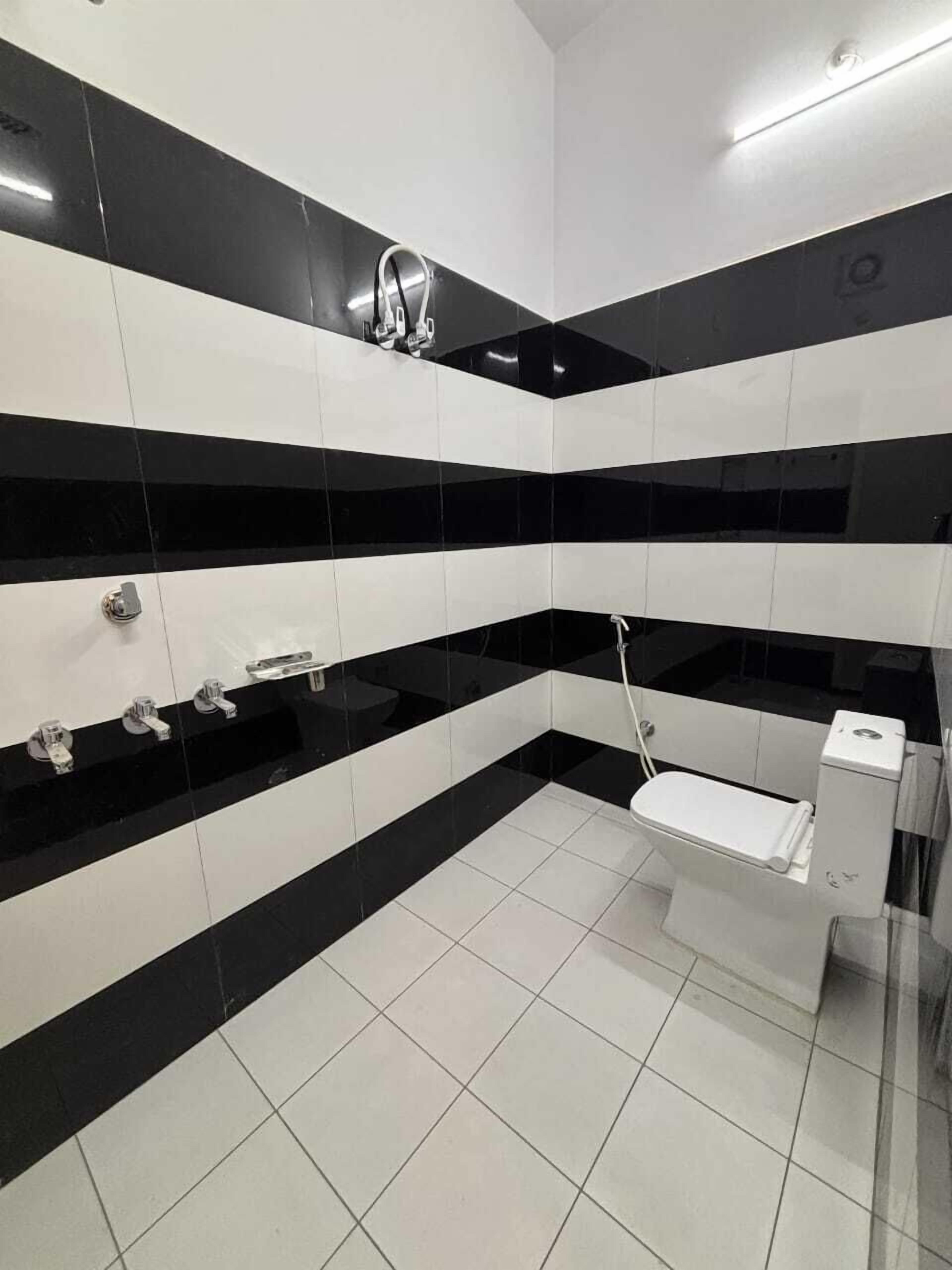 Deluxe kamer | Badkamer | Een douche, handdoeken, zeep, shampoo