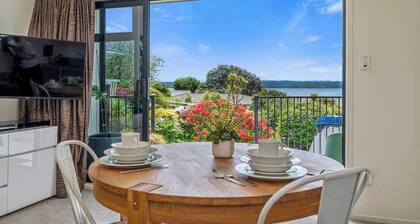 Inn Manahi - Cute One Bedroom with Sun Deck and Great Lake Views