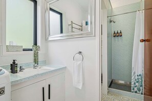Shower, hair dryer, towels