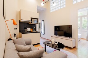 アパートメント 2 ベッドルーム | リビング エリア | 45 インチのスマートテレビ (デジタル放送視聴可)、ストリーミングサービス