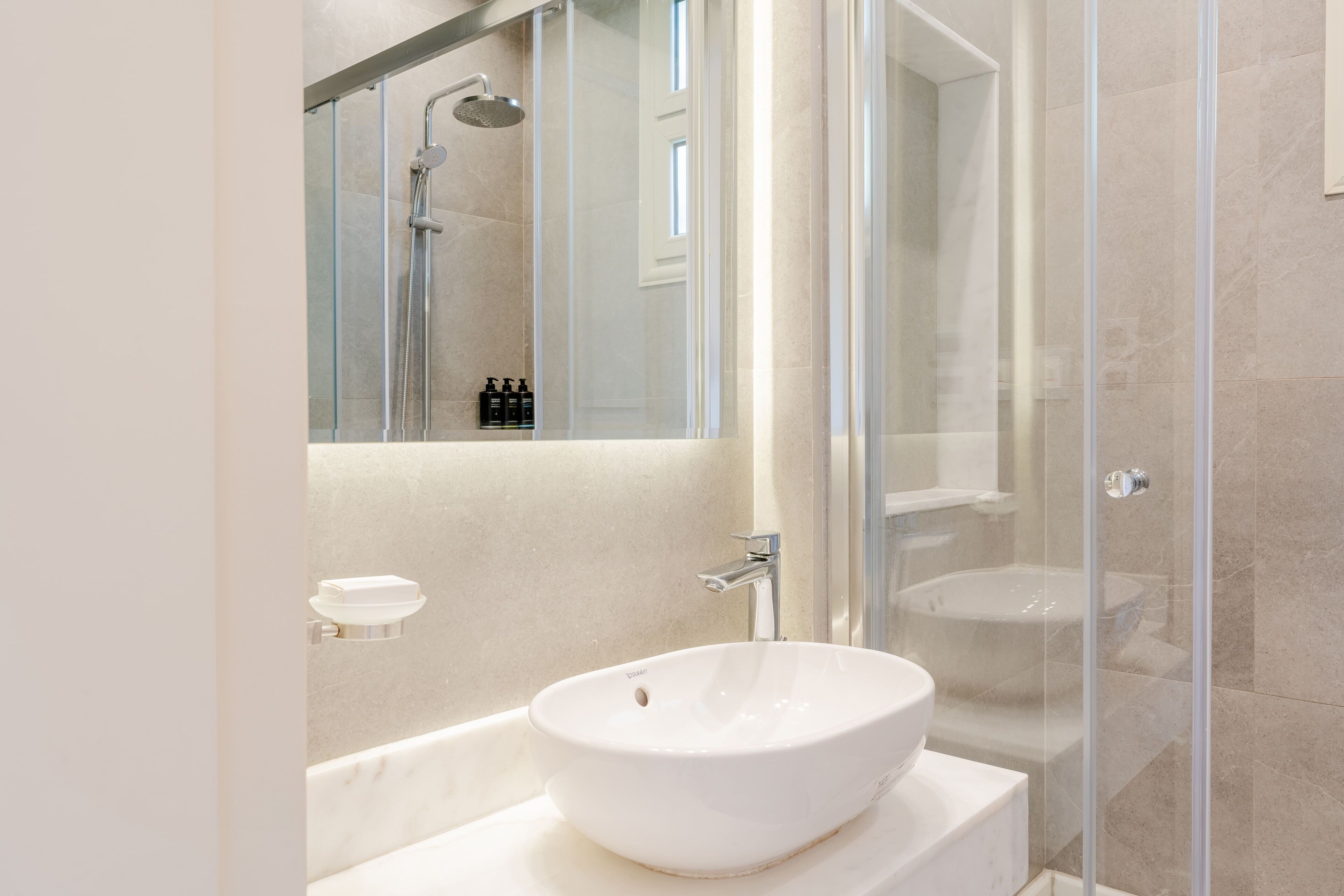 Appartement, 2 slaapkamers | Badkamer | Een douche, handdoeken, zeep, shampoo