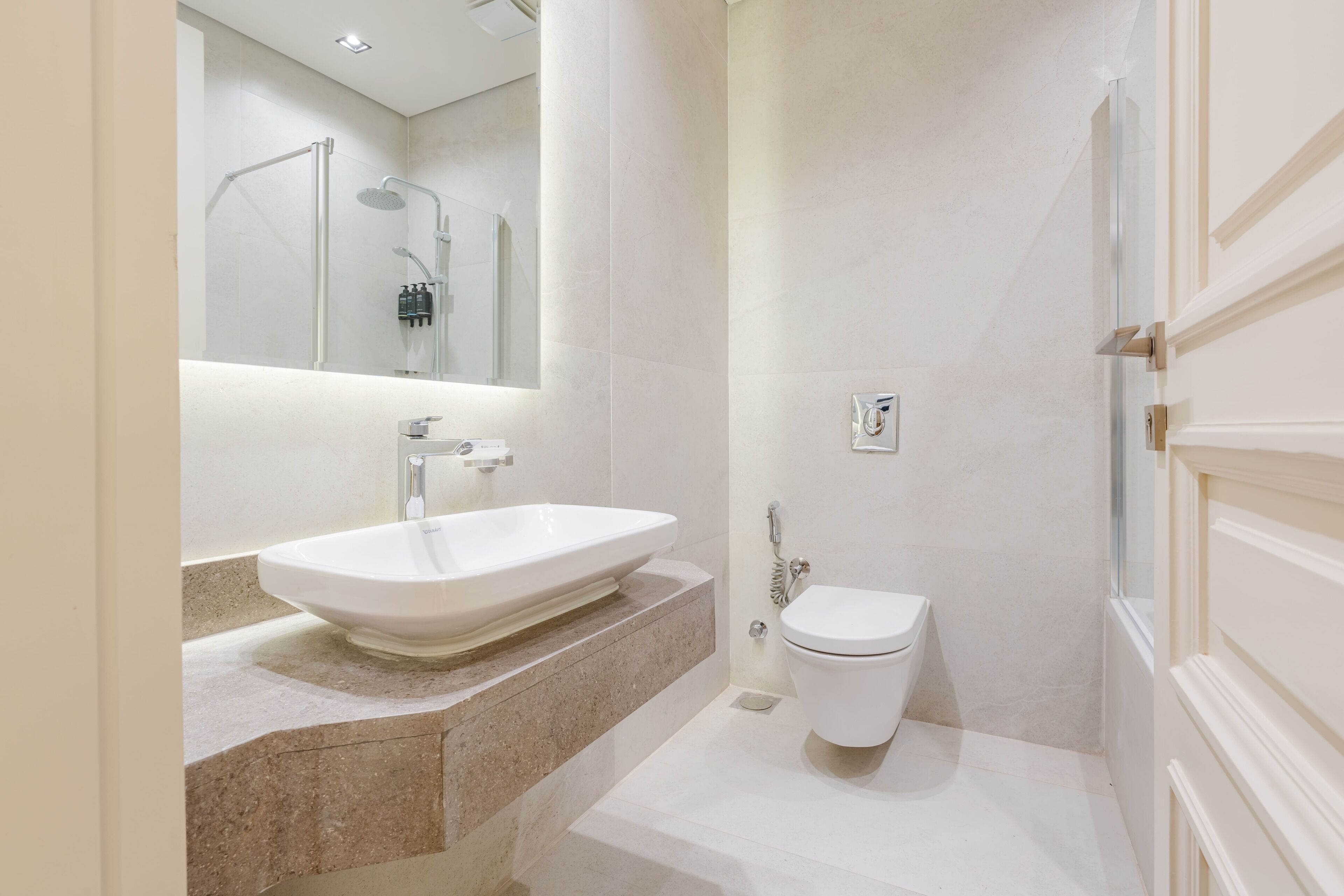 شقة - غرفتا نوم | حمام | تجهيزات دش، مناشف، صابون، شامبو