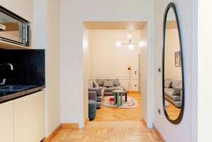 Apartamento Deluxe, 1 habitación | Zona de estar | Smart TV de 45 pulgadas con canales digitales, servicios de streaming
