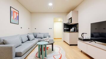 Leilighet, 2 soverom, byutsikt | Oppholdsområde | En 45-tommers smart-TV med digitale kanaler samt strømmetjenester