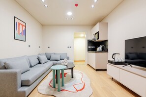 Appartamento, 2 camere da letto, vista città | Area soggiorno | Smart TV 45 pollici con canali digitali, servizi in streaming