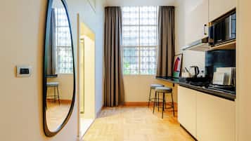 Deluxe Apartment, 1 Bedroom | Dapur peribadi | Cerek elektrik