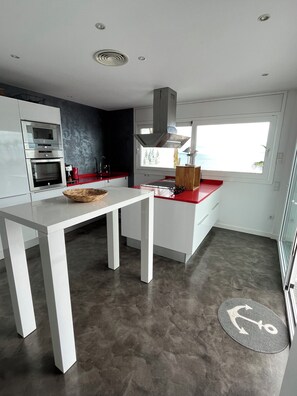 Private kitchen - Luxury villa with exceptional sea view (Roses)