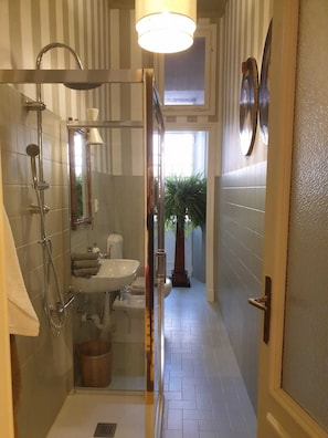 Douche, séchoir à cheveux, bidet, serviettes fournies
