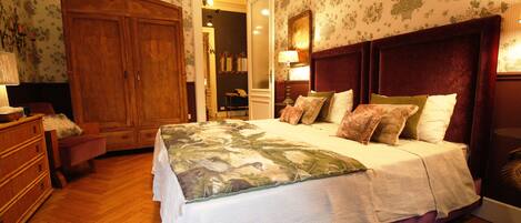 2 室のベッドルーム、セーフティボックス (室内)、デスク、アイロン / アイロン台