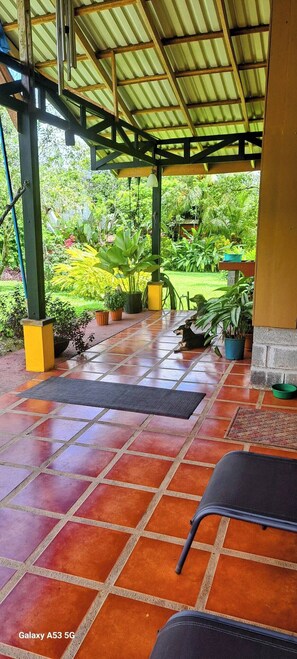 Terrace/patio - 3-bedroom villa with pool 20mins from La Fortuna (San Ramón)
