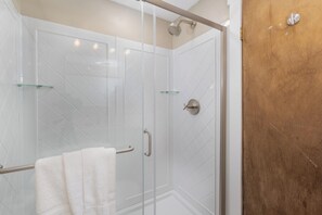 Jetted bath, hair dryer, bidet, towels - Snowshoe - 5 Bedroom, 3 Bath, Short Walk to Slopes, Across from the Village! (Snowshoe)