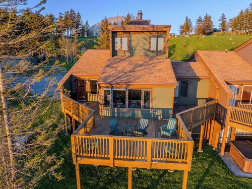 Snowshoe - 5 Bedroom, 3 Bath, Short Walk to Slopes, Across from the Village!