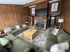 Smart TV, fireplace - Snowshoe - 5 Bedroom, 3 Bath, Short Walk to Slopes, Across from the Village! (Snowshoe)