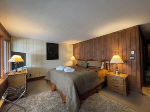 5 bedrooms, iron/ironing board, travel cot, free WiFi - Snowshoe - 5 Bedroom, 3 Bath, Short Walk to Slopes, Across from the Village! (Snowshoe)