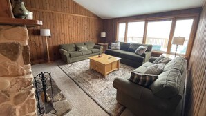 Una sala de estar acogedora con dos sofás, una mesa de centro y una chimenea.