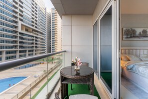 Outdoor dining - Elegant 1BR Apartment in Dubai  Luxury Stay (Dubai)