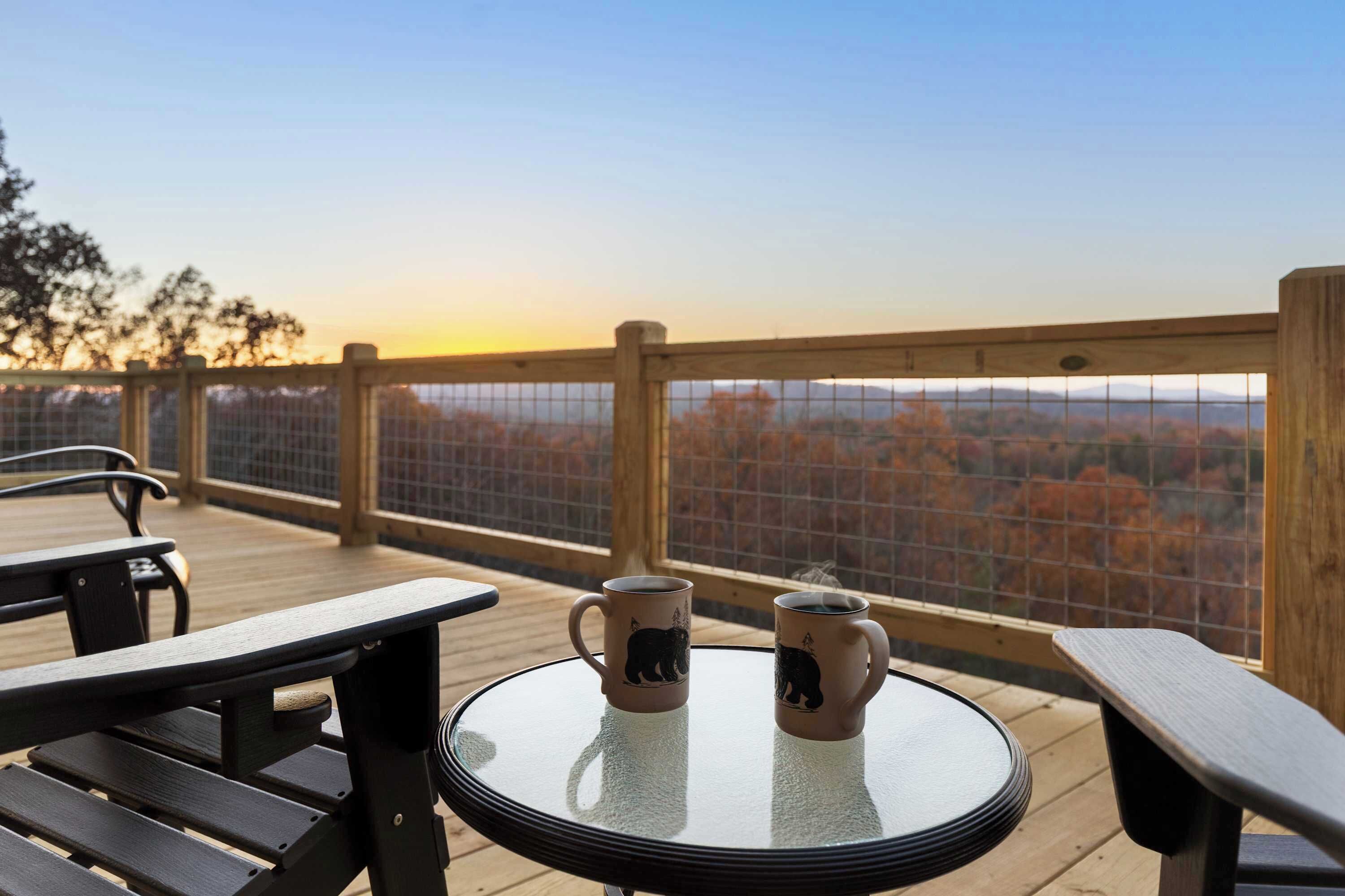 Une terrasse en bois avec deux tables, chacune agrémentée d’une tasse ornée d’un motif d’ours.