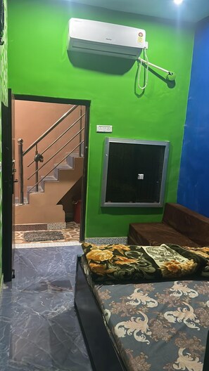 Family Room | Rollaway beds, bed sheets