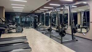 A gym with exercise equipment, mirrors, and a treadmill. - Plaza Peninsula TJ Zona Dorada 3era Etapa Rio (Tijuana)
