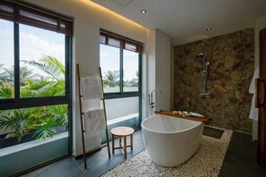 Studio Suite Mewah, pemandangan kota | Kamar mandi | Perlengkapan mandi gratis, pengering rambut, jubah mandi, dan sandal