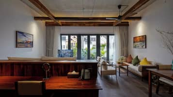 Lyxig studiosvit - utsikt mot staden | Minibar, skrivbord, arbetsyta för laptop och gratis wi-fi