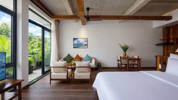 Studio Suite Cao cấp | Minibar, bàn, khu vực làm việc phù hợp cho laptop