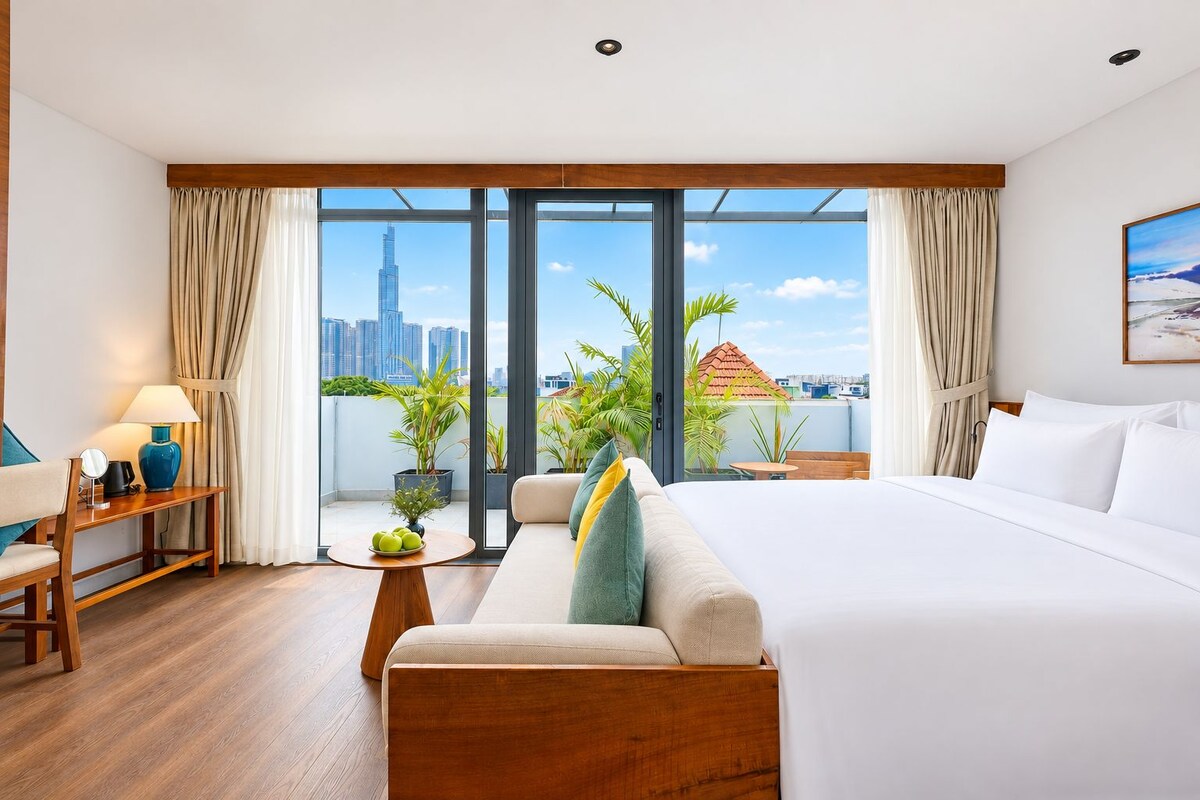 Chambre Double, balcon (The Urban Balcony Room)