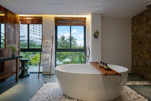 Suíte estúdio superluxo, vista para a cidade | Banheiro | Produtos de toalete grátis, secador de cabelo, roupões de banho 