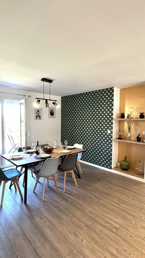 Dining - The house next door (Éguzon-Chantôme)