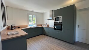 Private kitchen - The house next door (Éguzon-Chantôme)