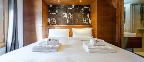 4 عدّة غرف نوم ومكواة/لوح كي وواي فاي وملاءات أسرّة