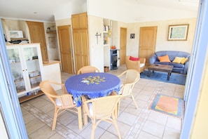 Smart TV, fireplace - Provence vacation home with lake view - 2 bedrooms, terrace & fireplace by the lake (Esparro-de-Verdon)