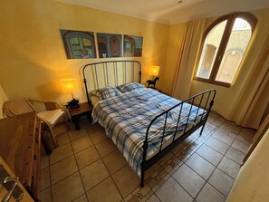 2 bedrooms, iron/ironing board, travel cot, WiFi - Provence vacation home with lake view - 2 bedrooms, terrace & fireplace by the lake (Esparro-de-Verdon)