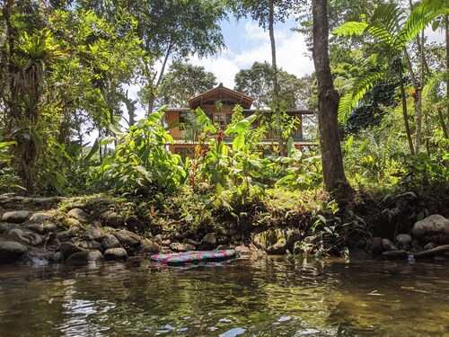 Lush 5-bdr riverside house in Mindo cloud forest- short walk to charming town