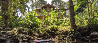 Lush 5-bdr riverside house in Mindo cloud forest- short walk to charming town