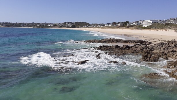 A coastal view with clear turquoise waters, rocky shoreline, and a sandy beach. - Manoir du Menez Bihan - The refurbished gite - Site overlooking the Bay of Audierne (Audierne)