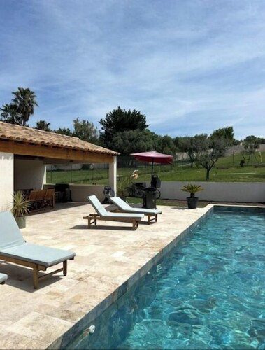 Charming renovated country house with swimming pool and landscaped garden