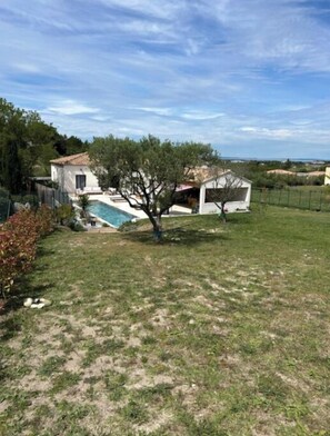 Property grounds - Charming renovated country house with swimming pool and landscaped garden (Marignane)