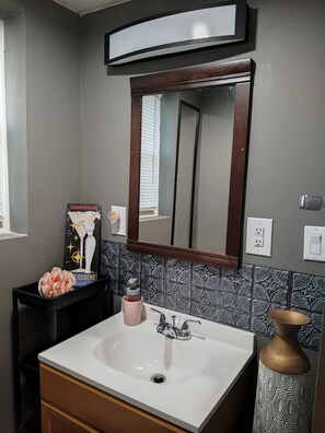 Doccia, asciugamani, sapone, carta igienica