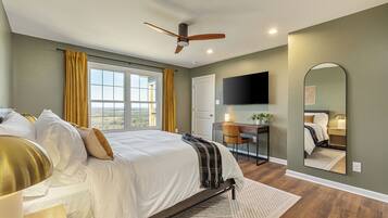 4 sovrum, skrivbord, strykjärn/strykbräda och resesäng