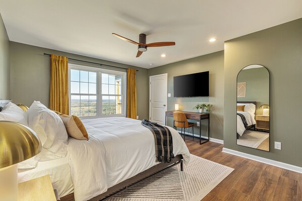 4 sovrum, skrivbord, strykjärn/strykbräda och resesäng