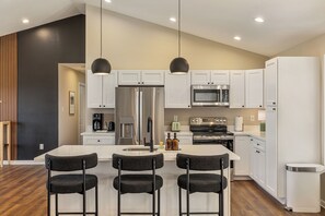 Kylskåp, mikrovågsugn, ugn och spishäll