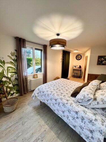 Self-contained guest room, right in the center of town, private areas (parking, garden).