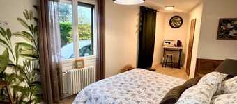 Self-contained guest room, right in the center of town, private areas (parking, garden).