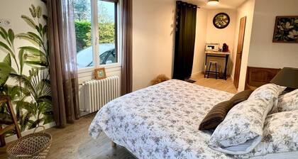 Self-contained guest room, right in the center of town, private areas (parking, garden).