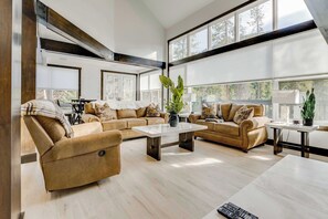 Smart TV, fireplace, video games, DVD player - Keystone 5BD 5.5BT Luxury Remodel 2025 & Pets (Keystone)