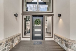 Exterior detail - Keystone 5BD 5.5BT Luxury Remodel 2025 & Pets (Keystone)