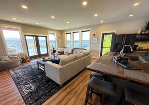 Living area - Eagles Landing- Luxury multi-family Scenic Retreat on the Columbia river cliffs (Cathlamet)