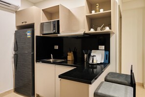 Standard Studio, Courtyard View | Private kitchen | Fridge, microwave, stovetop, cookware/dishes/utensils - Brassbell New Cairo  (New Cairo)